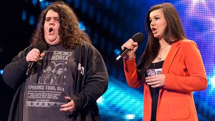 Ce jeune homme a pris son courage à deux mains pour chanter sur scène. Son talent va vous surprendre