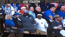 Un père et son fils se lâchent lors d'un match de basket. Vous allez mourir de rire