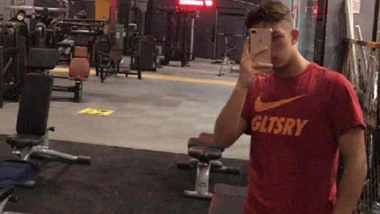 Galatasaray tişörtü giyen oyuncunun kulüpten kovulması gündem oldu
