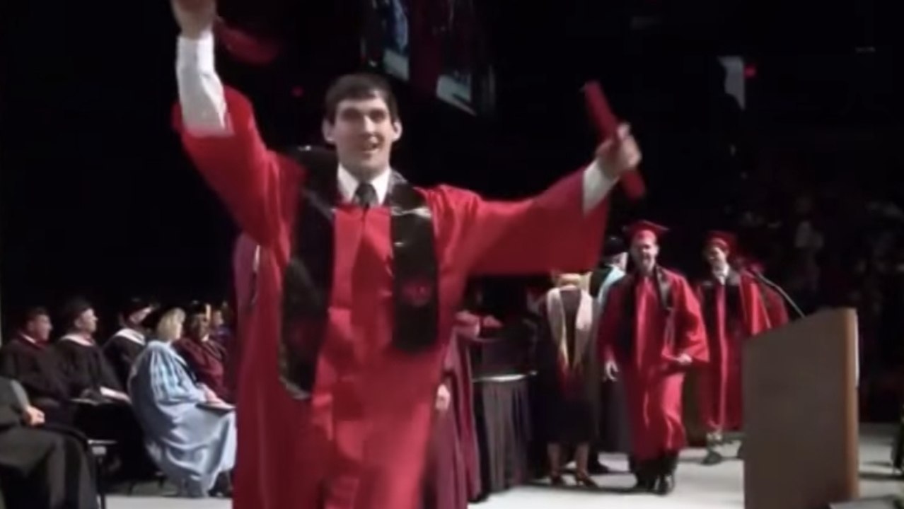 Cet étudiant a voulu fêter l'obtention de son diplôme avec originalité. Mais rien ne s'est passé comme prévu