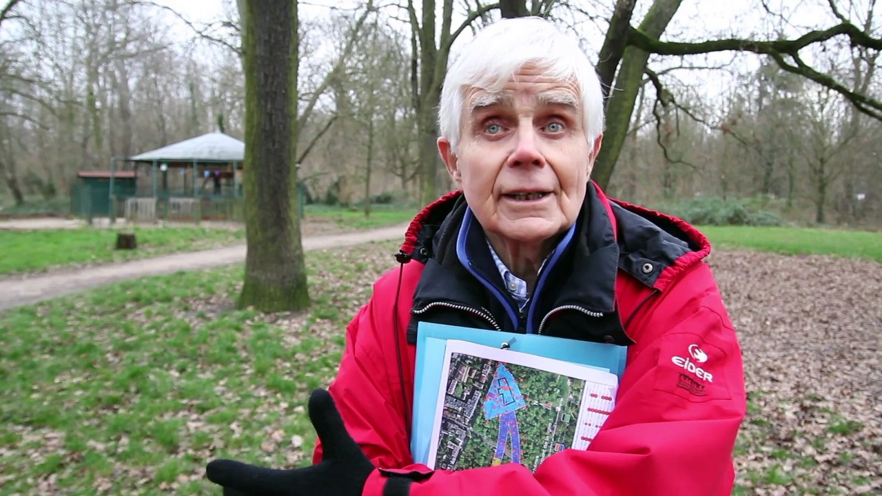 Le Groupe National de Surveillance des Arbres à Vincennes contre le prolongement de la ligne 1 du métro parisien.