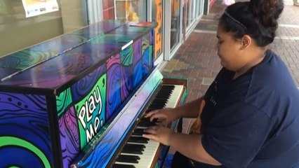 Cette jeune femme reprend un titre de Queen au piano. Sa reprise est impressionnante