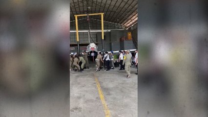 Viral! Video Satpol PP Tarik Keluar Pesawat Susi Air dari Hanggar