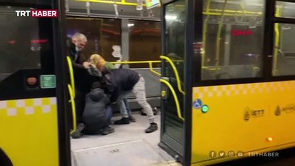Metrobüste bıçaklı saldırı: 2 yaralı