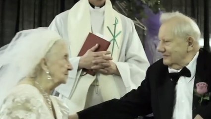 Cette femme a décidé de fêter ses 100 ans d'une manière originale. Elle s'est remariée