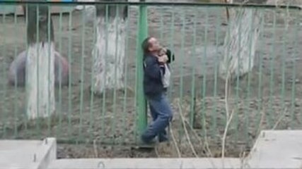 Cet homme voulait grimper un grillage. Mais les choses ne se sont pas passées comme prévu