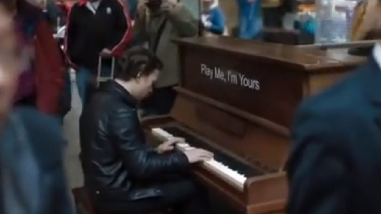 Un génie du piano joue au beau milieu de la gare de Londres. Sa prestation est stupéfiante