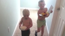 Ces deux petits garçons apportent le petit déjeuner à leur mère. Mais rien ne va se passer comme prévu