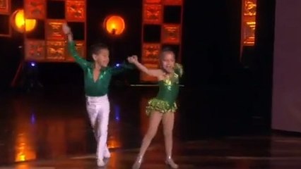 Ce jeune duo livre une performance de salsa impressionnante. Vous n'allez pas en revenir
