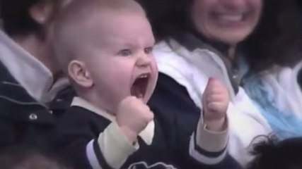 Cet enfant est déjà un grand fan de hockey. Voilà sa réaction quand son équipe marque