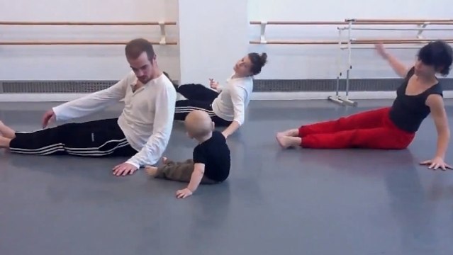 Ces danseurs professionnels imitent un bébé qui apprend à marcher. Et le résultat est étonnant