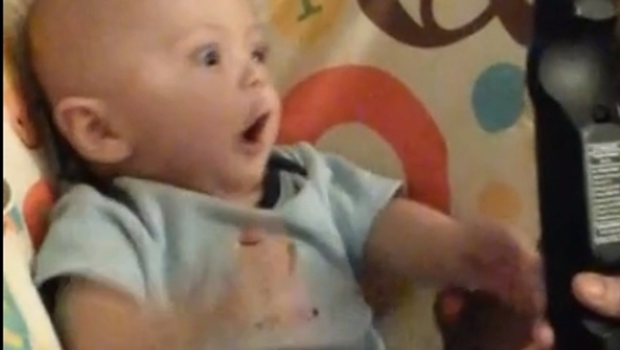 Ce bébé est totalement fasciné par la télécommande de la télévision. Sa réaction quand il la voit est incroyable