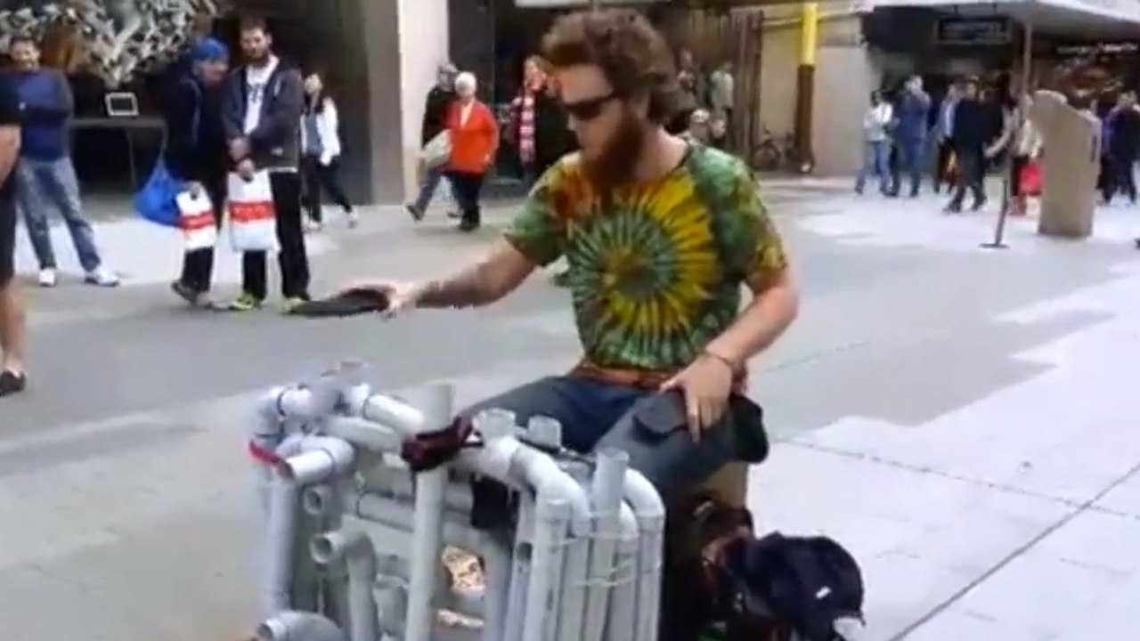 Cet artiste de rue est un génie de la musique. Il fait de l'electro sur des tuyaux en plastique