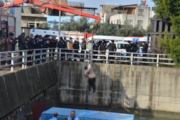 Nehirde bulunan ceset, vinçle çıkarıldı