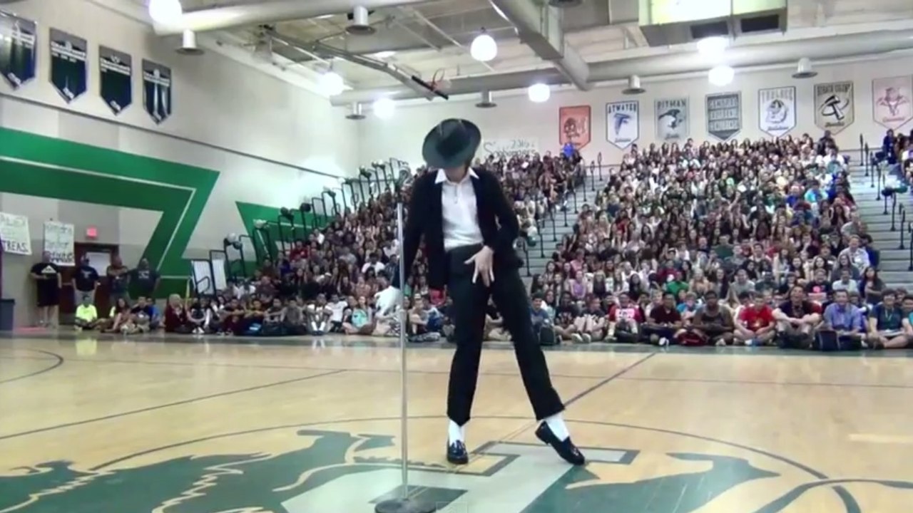 Ce jeune homme a imité Michael Jackson à la fête de son lycée. Ses camarades ont été très surpris