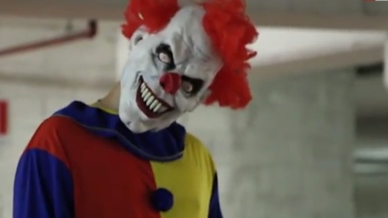 Cet horrible clown fait des blagues de très mauvais goût. Découvrez la réaction des passants