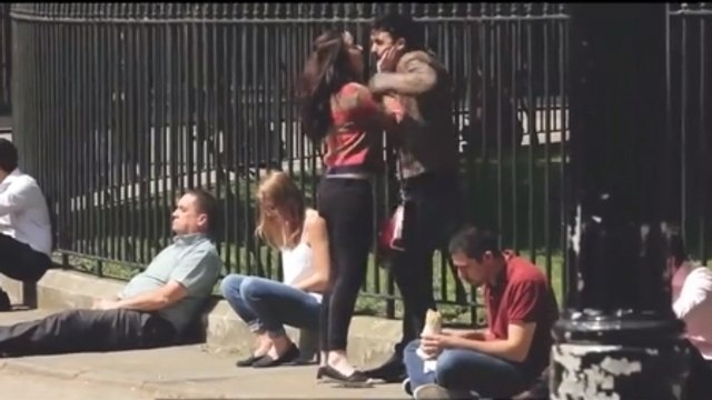 Cet homme est victime de violence conjugale. Mais quelle va être la réaction des passants ?