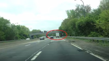 Ce conducteur de camion était sûr de pouvoir passer sous ce pont. Mais il a eu un petit problème