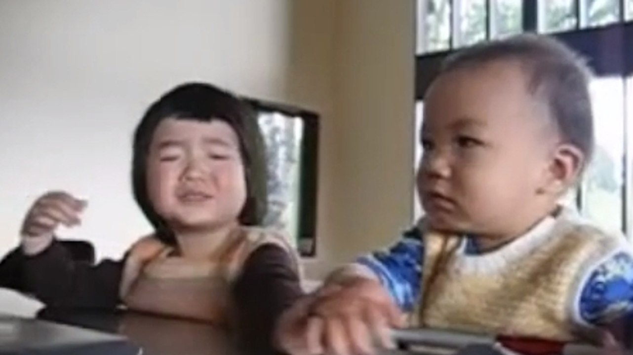 Cette petite fille était bien tranquille. Mais...