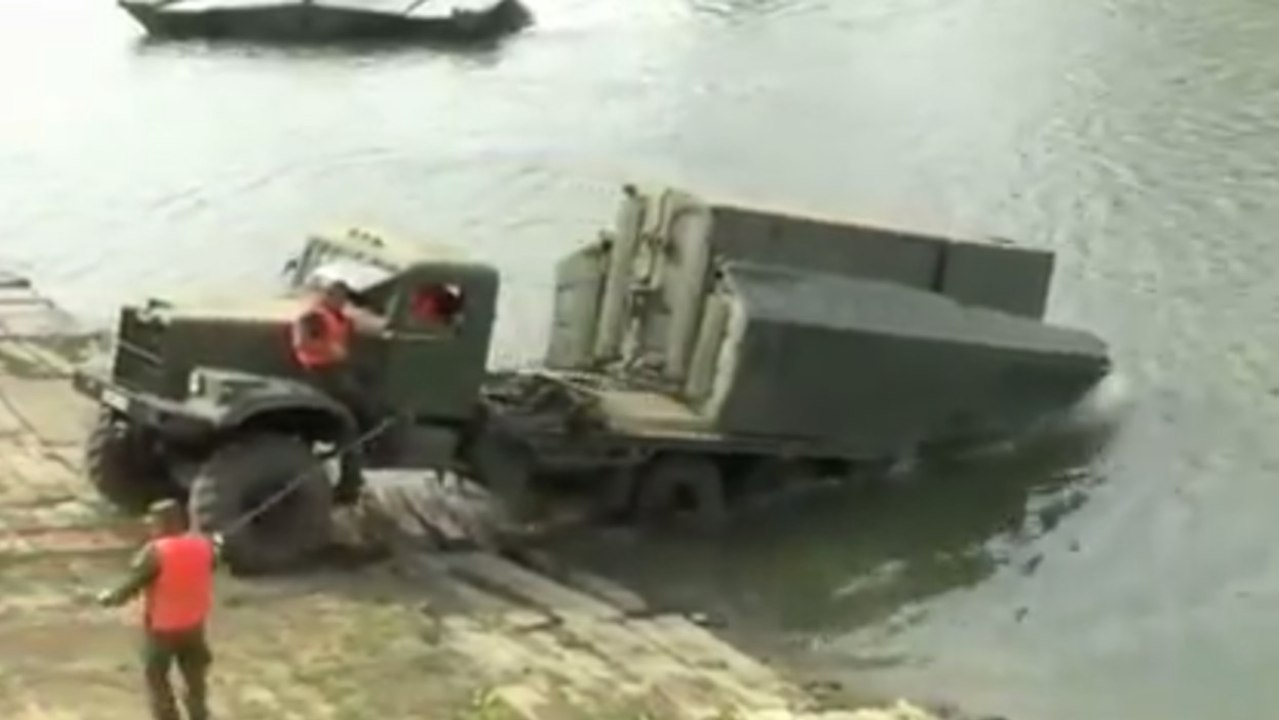 Ce camion russe est capable de construire des ponts. Vous ne devinerez jamais comment