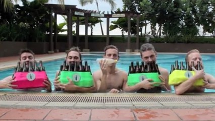 Ce boys band revisite la chanson de la petite sirène avec des bouteilles. Le résultat est surprenant