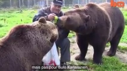 Cet homme a une relation particulière avec les ours. Vous n'allez pas en revenir