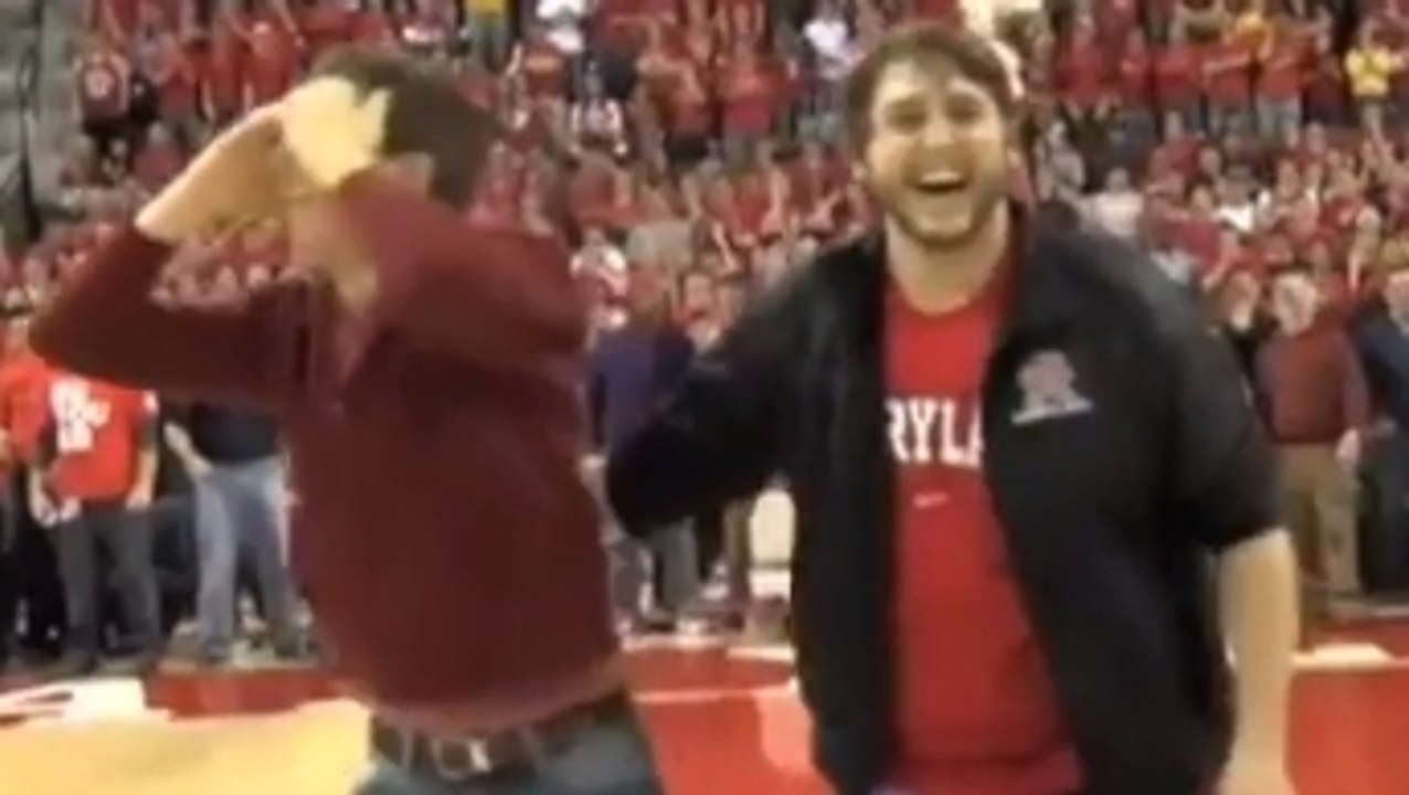 Ce farceur a fait une blague incroyable à un ami. Il lui a fait croire qu'il avait gagné un défi lors d'un match de basketball