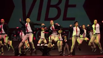 Ces danseurs talentueux sont des pros de la synchronisation. Ils vont vous bluffer