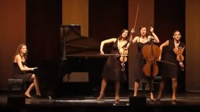 Ces quatre musiciennes sont très compétitives. Elles s'affrontent dans un combat musical