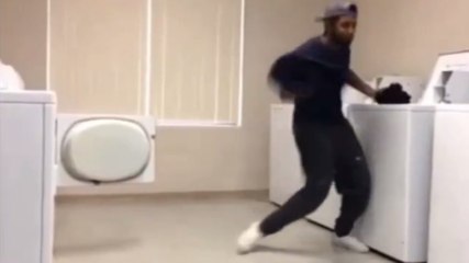 Cet homme a une manière très originale de passer le temps en s'occupant de son linge. Vous n'allez pas en revenir