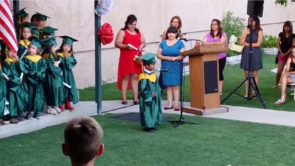 Cet enfant a fait un discours touchant lors de sa remise de diplôme. Vous n'allez pas en revenir