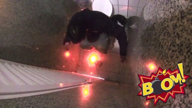 Ces gens allaient tranquillement aux toilettes. Ils ne s'attendaient pas à ce qui va suivre