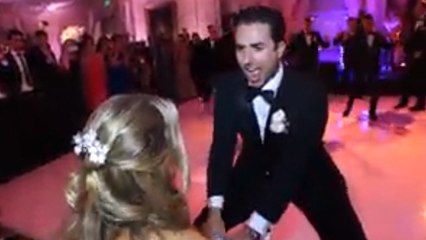 Lors de son mariage, il réalise une chorégraphie surprise pour sa femme. Ambiance garantie