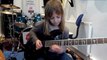 Cette fille n'a que 8 ans mais elle est une vraie pro de la guitare électrique. Elle va vous épater