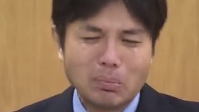 Cet homme politique japonais a présenté ses excuses à la télévision. Mais les spectateurs ne s'attendaient pas à ça