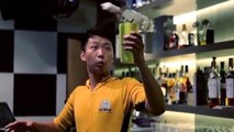 Ce barman acrobatique est sans doute le plus doué du monde. Vous n'allez pas en revenir