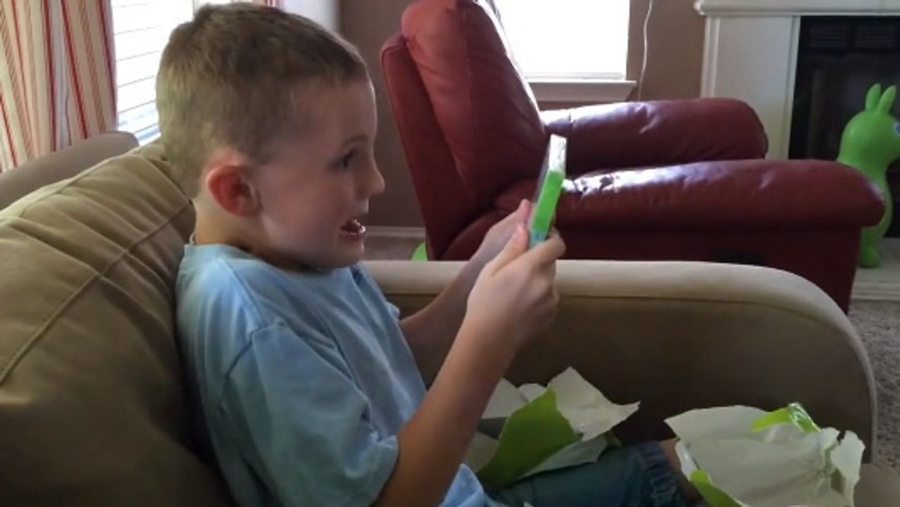 Cet enfant vient de recevoir le cadeau de ses rêves. Et sa réaction ne se fait pas attendre