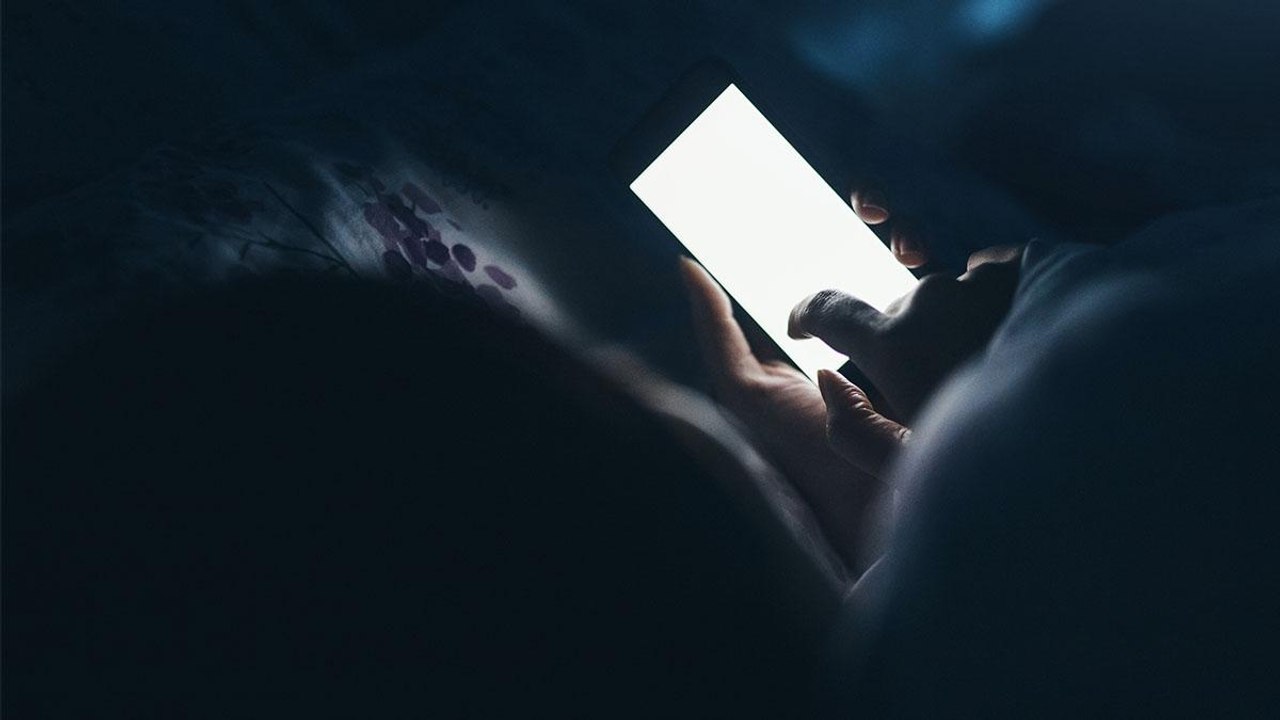 Wie gefährlich ist blaues Licht am Smartphone wirklich?