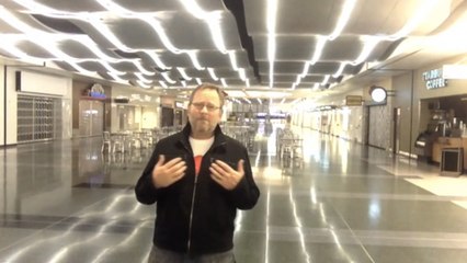 Coincé à l’aéroport pour la nuit, cet homme a eu une idée de génie. Vous n’allez pas en revenir