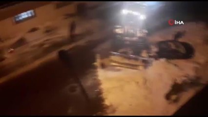 Üzerine kar kütlesi düşen otomobil kullanılmaz hale geldi