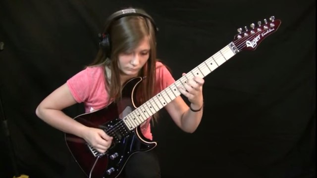 Cette jeune fille reprend de la musique classique. Mais avec un instrument bien moderne