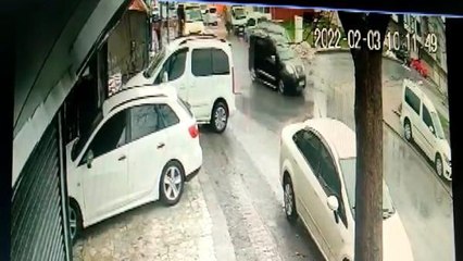 Son dakika haberleri | BAŞAKŞEHİR'DE İKİ HAFİF TİCARİ ARACIN ÇARPIŞMASI KAMERADA