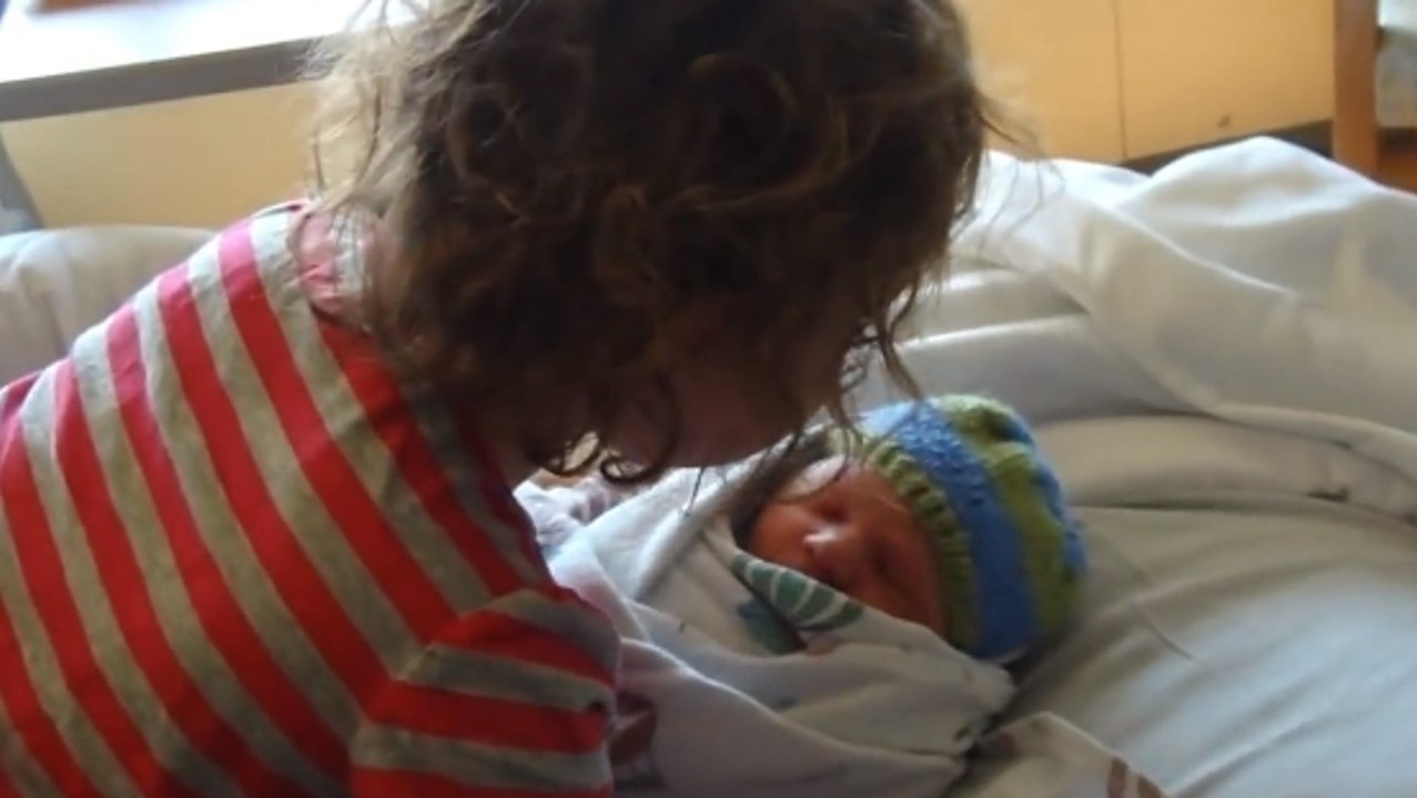 Cette fillette fait la rencontre de son petit frère pour la première fois. Sa réaction est très attendrissante