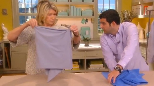 Vous rêvez de plier votre T-shirt en 2 secondes ? Regardez la technique qui va changer votre vie !