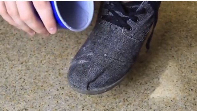 Avec cette astuce, vos chaussures ne prendront plus jamais la pluie. Découvrez la vite !