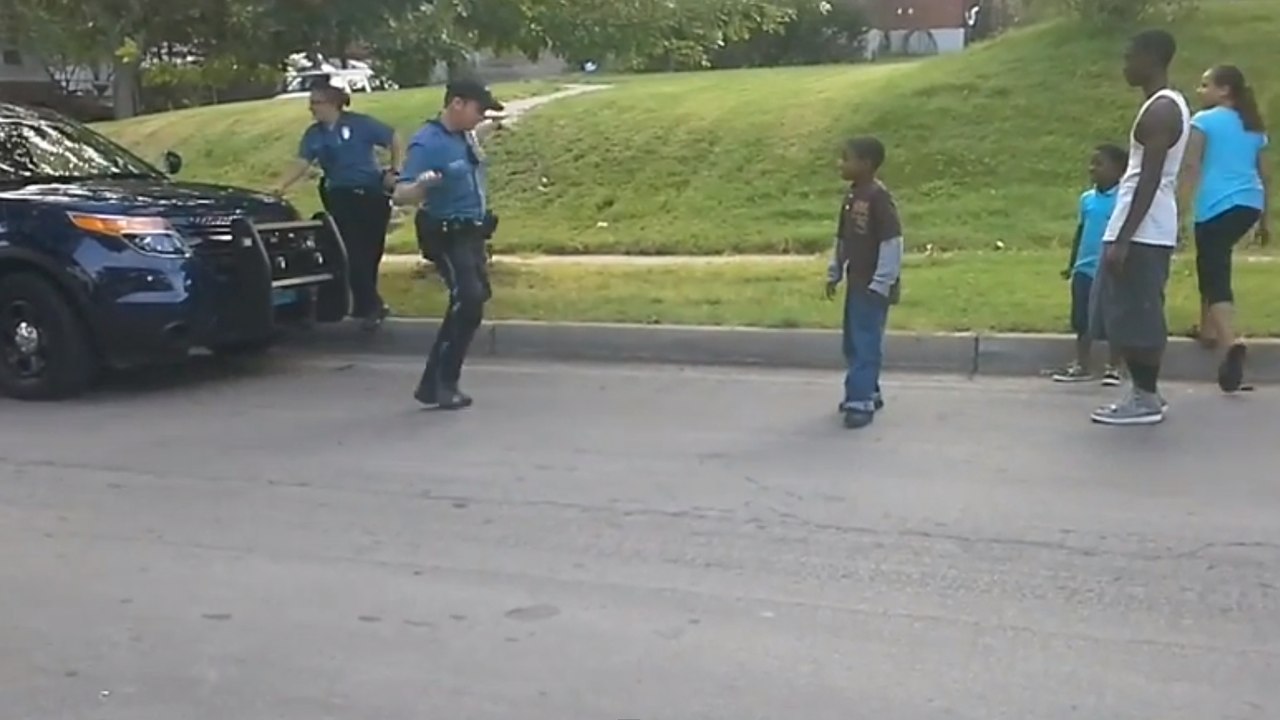 Une battle de danse entre un policier et des enfants du quartiers. Un moment adorable !