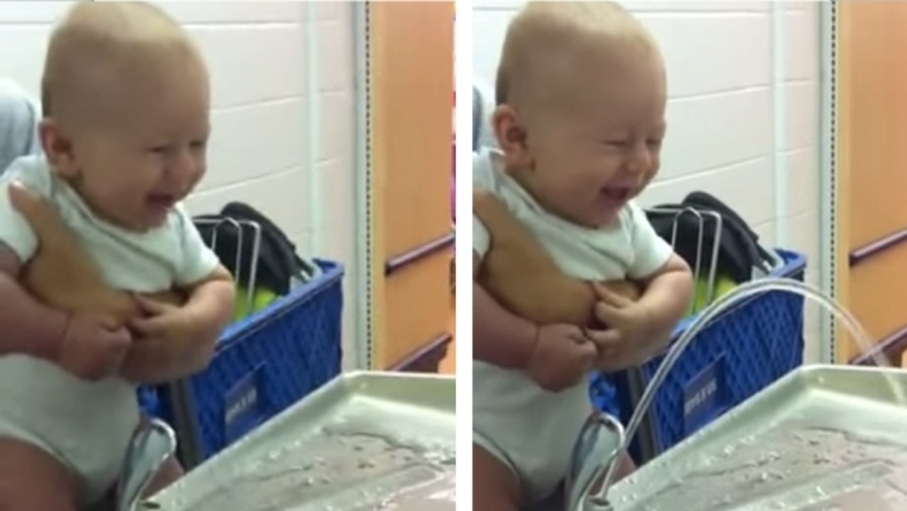 Ce bébé est mort de rire devant une fontaine à...