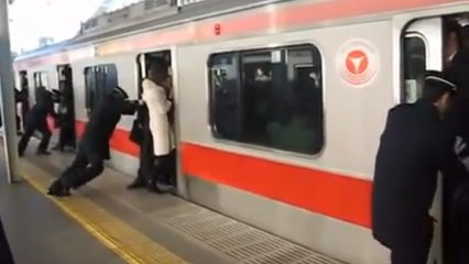 Au Japon, prendre le métro est un défi hors du commun. Regardez pourquoi !