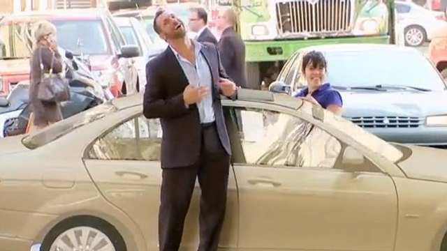 Cet homme demande aux passants de surveiller sa voiture. Mais ils ne s'attendaient pas à ce qui va suivre