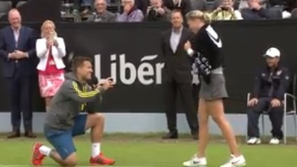 Un joueur de tennis fait sa demande en mariage sur le terrain. Sa compagne n’en revient pas